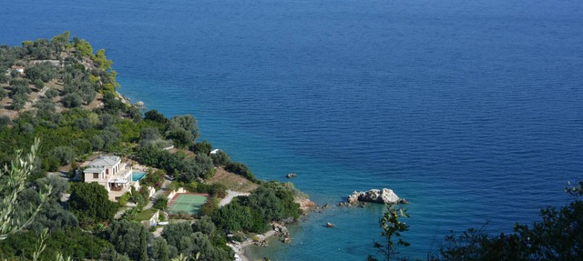Sea, pool, tennis, kayaks, sailing, relaxing, places of historic interest.