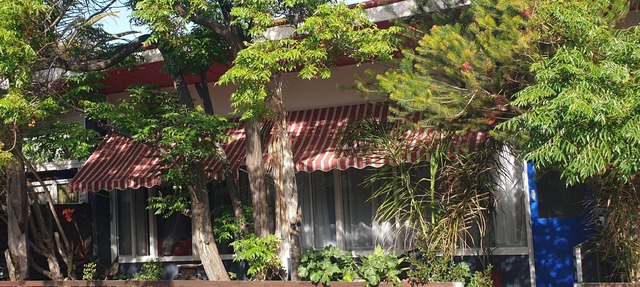 "Sea Retro Getaway" 2 mins walk to the beach. private outdoor area. Outdoor pool