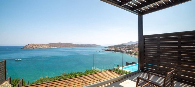 Sea View 6 bdr Villa with a heated pool & access to private beach