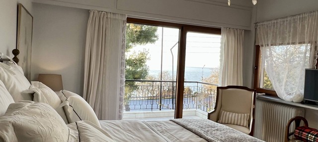 Seafront villa, 170sqm, 1min away from a sandy, almost privatenbeach! n