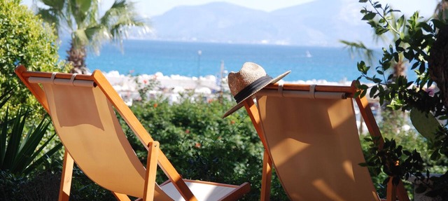 SEAFRONT VILLA IN ATHENS RIVIERA