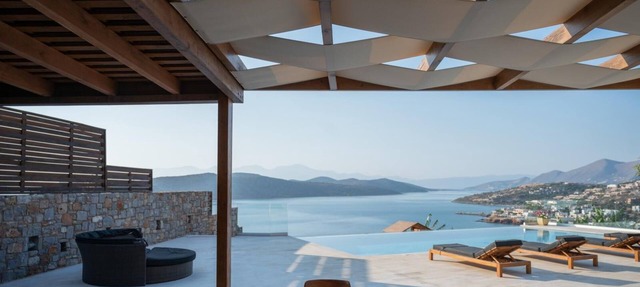 Seafront Villa with a heated pool Unique location