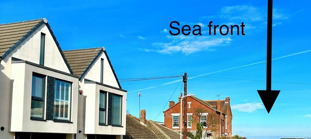 Seaside luxury escape - 2 mins to beach, shops, restaurants.