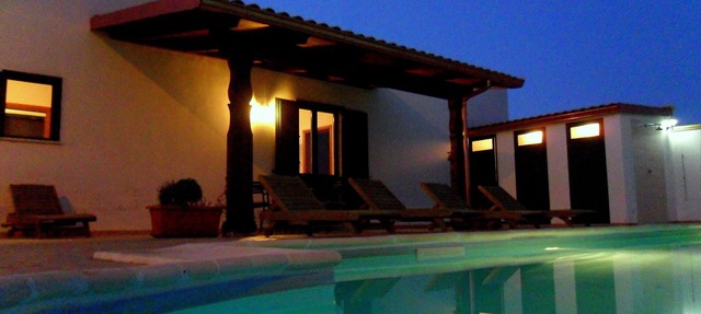Seaside villa with private pool & gardens. 25 mins from airport, Free WiF