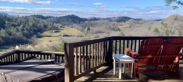 Secluded and Private Cabin with Amazing Views. Hot tub and WiFi.