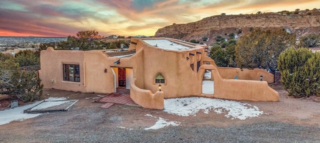 Secluded Artisan Adobe Retreat – Mountain Views & Endless Trails