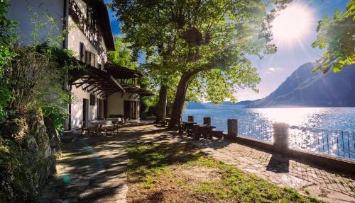 Secluded Cottage front Lake with BOAT