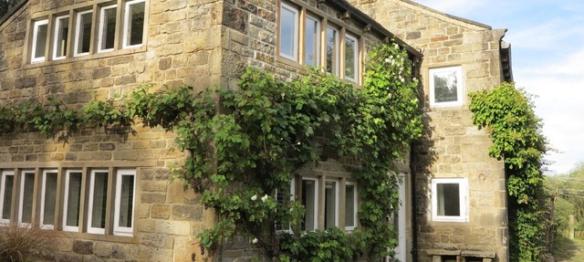 Secluded, listed stone cottage near Slaithwaite, family and pet friendly