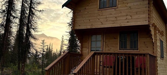 Secluded, Pet Friendly Cabin near Denali National Park with Mountain and Lake Views, Perfect for an Alaskan Escape