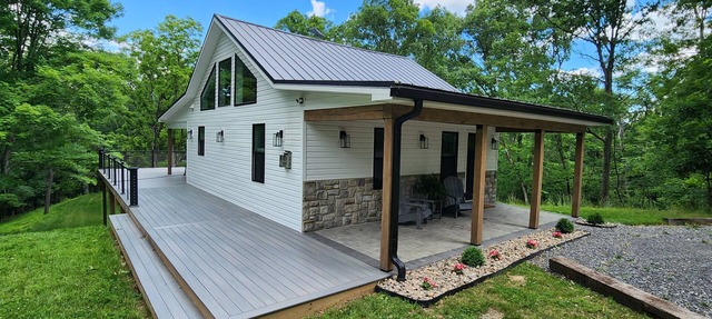 Secluded, romantic cabin with hot tub on 12 acres of woodland.