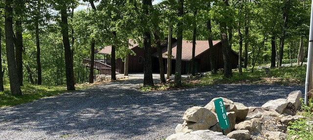 Secluded/Spacious Cabin with 5 BR, 5 min to resort "New Kitchen coming 2026!"