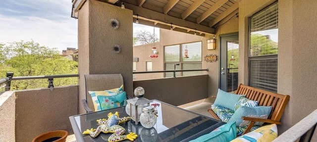 Second Floor Spacious 2 bedrm/1 bath with Fantastic Mountain Views