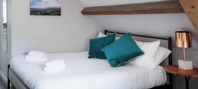 Self catered Coach House near Bath, sleep 4 with private entrance, marble bathroom, parking, Wifi