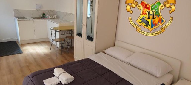Self Contained, Double Bed Studio, private kitchen, private Bath, Walking distance to Harry Potter