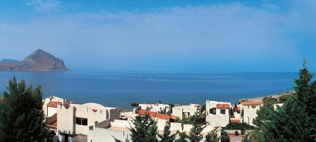 Semi-detached villa in stunning setting with wonderful sea view
