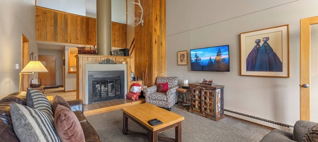 Serene Condo Surrounded by Nature, 5-Min Drive to Ski Village. PET FRIENDLY!