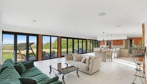 Seven Space - Willow Barn, Hot Tub & Scenic Rural Retreat