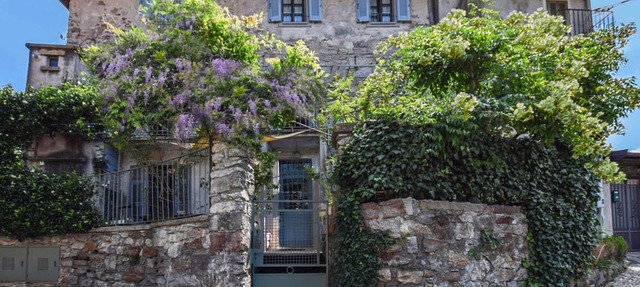 Seventeenth-century house on 2 floors, with Turkish bath and courtyards, 1km from Lake Orta.