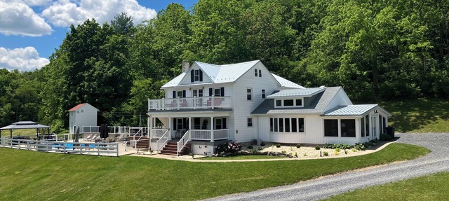 Shadow Ridge Farm & Retreat - Pool, Hot Tub, Pickleball & Pond - sleeps 35