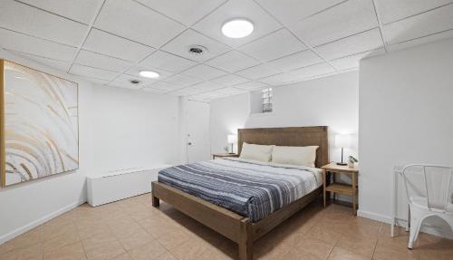 Shadyside, Pittsburgh !B Modern and Bright Private Bedroom with Shared Bathroom
