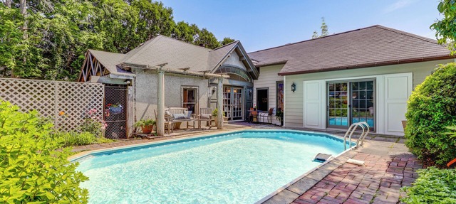Shared Hot Tub: Historic Cottage, Walk to Elm Park