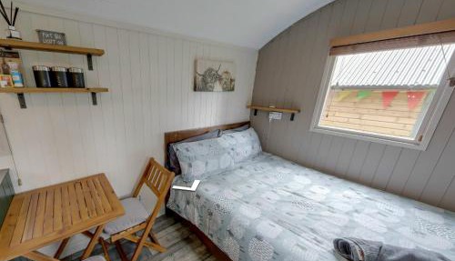 Shepherd's Hut - Sleeps 2 - Hot Tub