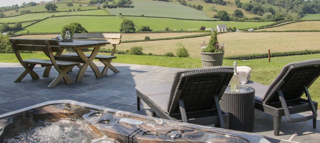SHEPHERD'S REST, pet friendly, luxury holiday cottage in Montgomery