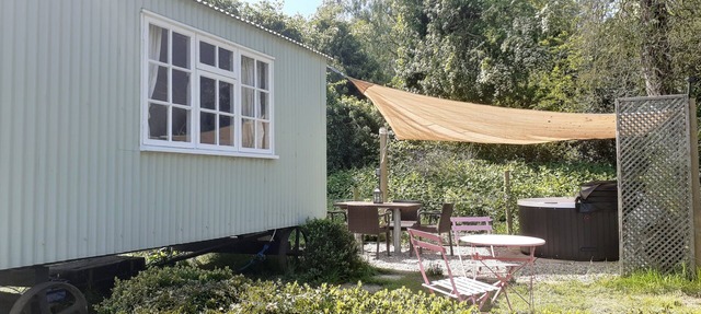 Shepherds Hut' Littlebourne, Canterbury (hot tub)