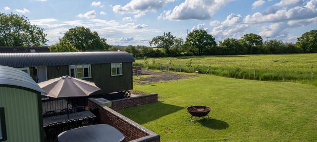 Shepherds View at Oaks Barn Farm with optional salt water hot tub nr Stratford.