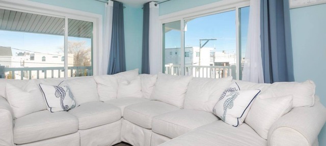 Short stroll to the beach! Newly renovated, 3 bedroom condo, wrap around porch