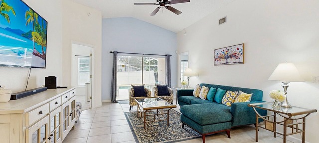 Single-level home with private pool, close to shopping & attractions