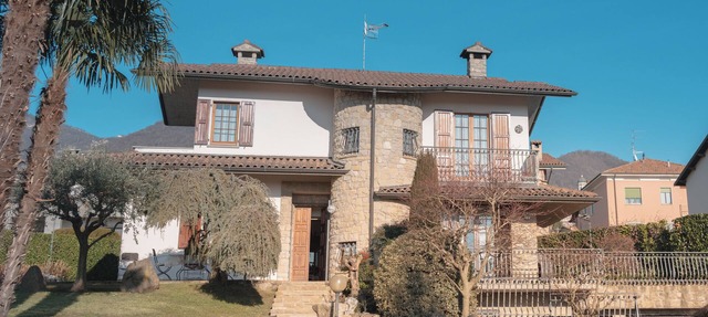 Single villa with large park, in nature, close to Bergamo