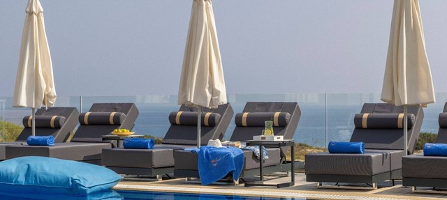 Situated in a quiet development, this front line villa has views to die for