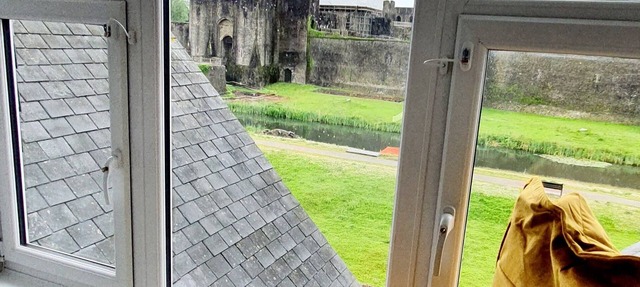 Skyline apartment - 2 bedroom with castle views