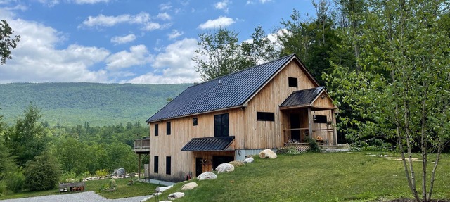 Skyline Cabin: Panoramic Mountain Views, Hot Tub, Fire Pit, Skiing, Manchester