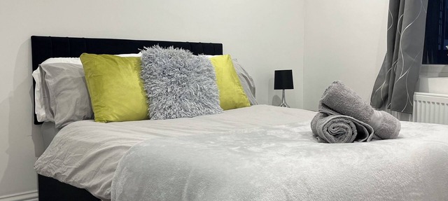Sleek 2 Bed Oasis Croydon -Sunset views - Sleeps 6 - Family Friendly
