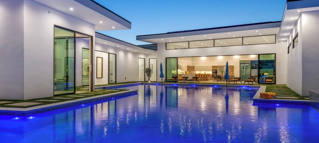 Sleeps 17 | Private Pool + Pickleball Court + Fire Pit Near La Quinta | Bravo
