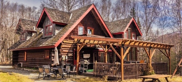 Sleeps 21! Moose Lodge Log Cabin and Chalet & Hot Tub