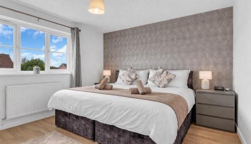 Sleeps 4 3 Bathrooms Wrexham AFC Driveway