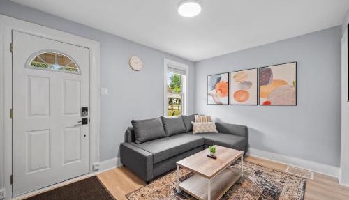 Slick&Spacious 2 Bdr Apt Natrona Hts