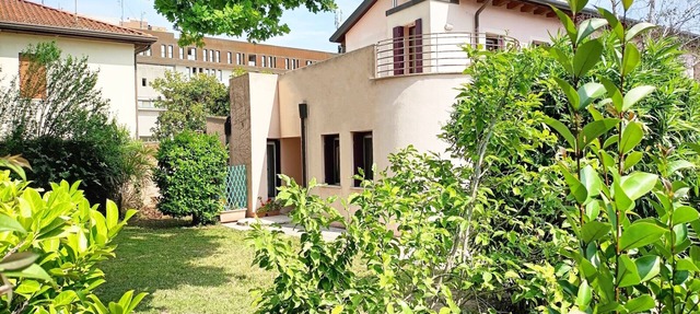 Small villa with garden in strategic location