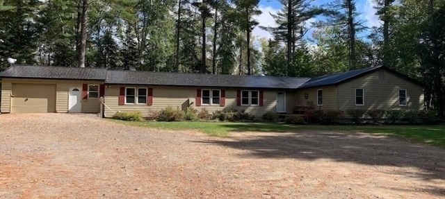 Snowmobile Access & Close to Oak Mt. SPACIOUS 5 Bedroom for large family/groups.