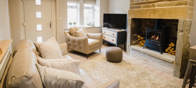 SNUG COTTAGE, pet friendly, with a garden in Scholes