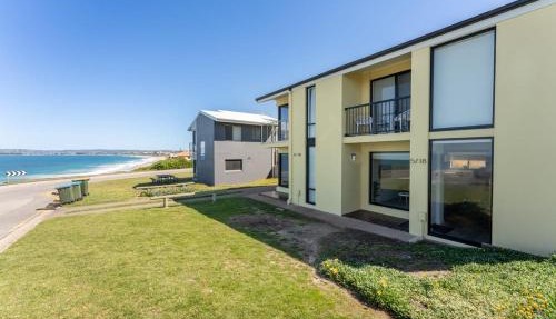 South Seas 5 - Absolute Beachfront Escape near Cafés