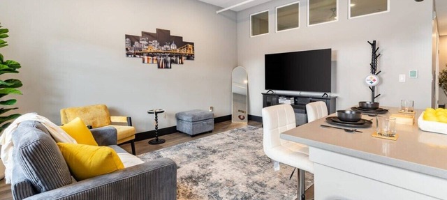South Side Retreat | Elevator + WiFi | Sleeps 4