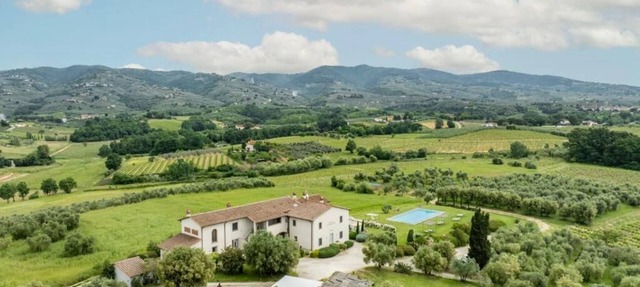 Spacious 10-bedroom villa in awesome Vinci with AC