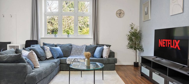 Spacious 2 Bed Apartment Free Parking Central