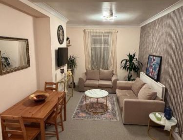 Spacious 2 Bed Apartment Walk to City Centre