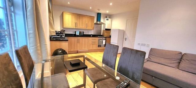 Spacious 2-Bed Flat - Close to Tube, Sleeps 6