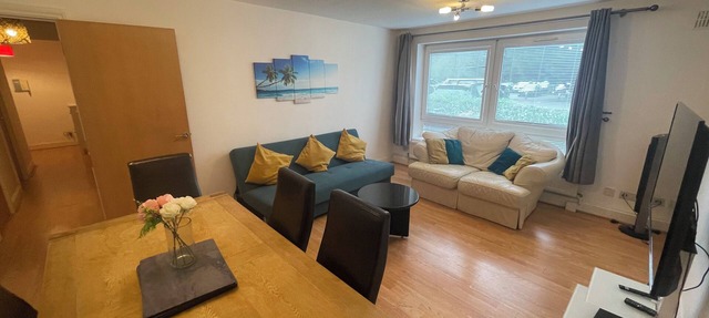 Spacious 2-bed ground floor apartment near Heathrow with free parking for 2 cars